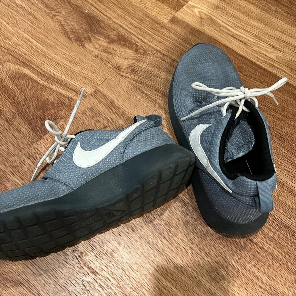 Blue-gray nike roshe size 7y
